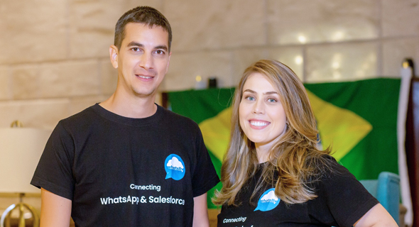Es la primera compañía en desarrollar una solución de comercio conversacional que se conecta con el CRM de Salesforce, haciendo posible la personalización y mejora de las relaciones con los clientes