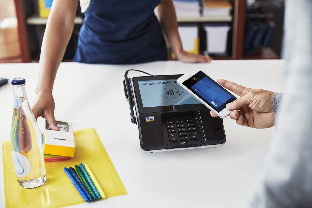Visa Acceptance Cloud permite que cualquier punto de venta o dispositivo conectado acepte pagos sin problemas, e incorpore una serie de servicios agregados